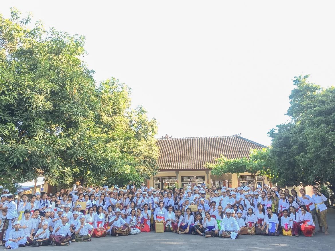Sejarah 📌sesi foto bersama seluruh siswa siswi smpn13 seusai upacara penurunan bendera🇲🇨..📅tanggal