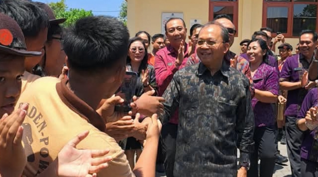Gubernur Bali Wayan Koster Kunjungi SMP Negeri 13 Denpasar untitled design (58)